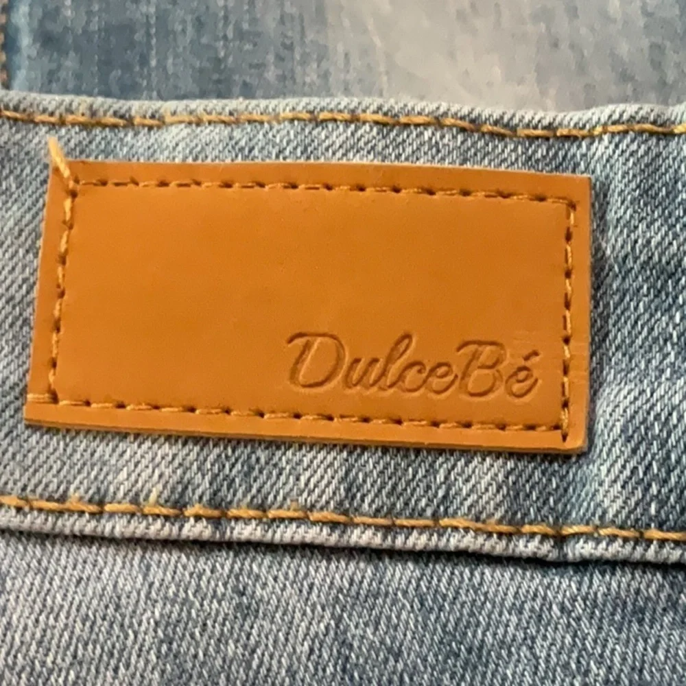 Dulce Be Lightly Distressed Denim Ankle Jeans Embellished with Pearls Size Jr 7